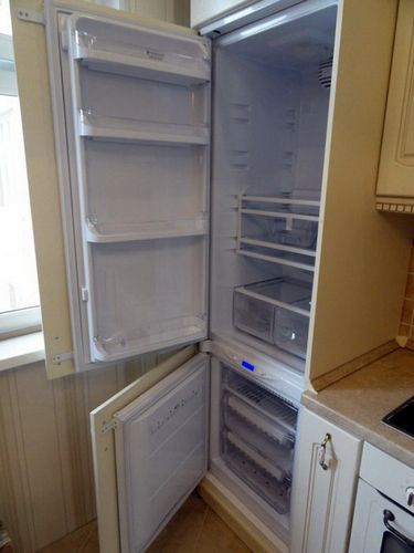 Холодильник, встроенный в шкаф (63 фото): как спрятать обычный холодильник в шкаф-купе на кухне