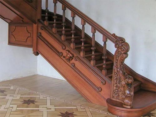 Элементы лестницы из дерева: комплектующие и деревянные изделия, шары и материалы для плинтуса, крепеж заглушек