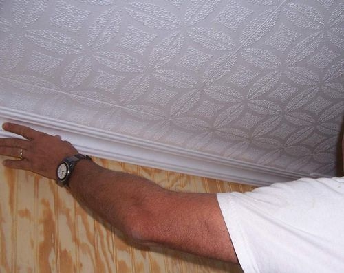 Как клеить плинтус на потолок: как вырезать, на какой клей, чем правильно клеить пенопластовые, видео