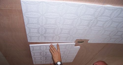Как клеить потолочную плитку правильно