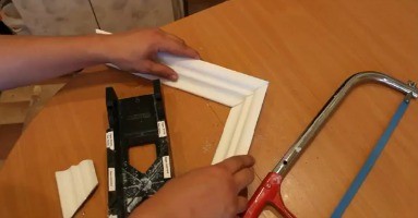 Как клеить потолочный плинтус правильно (с фото) (плинтус, галтель, потолочный) Как клеить потолочный плинтус правильно (с фото)