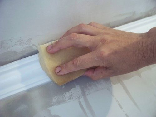 Как крепить багет на потолок