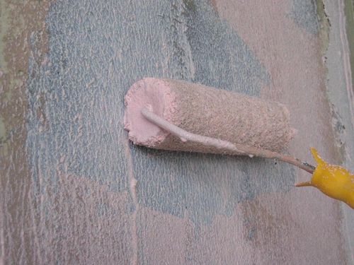 Как наносить грунтовку на потолок: чем и для чего нужна, материалы и правильный валик, виды, сколько сохнет для стен, своими руками
