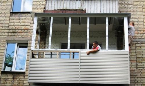 Как обшить балкон сайдингом: инструкция по монтажу и отделке своими руками снаружи,  виниловый, фото, видео