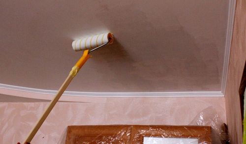 Как покрасить потолок акриловой краской