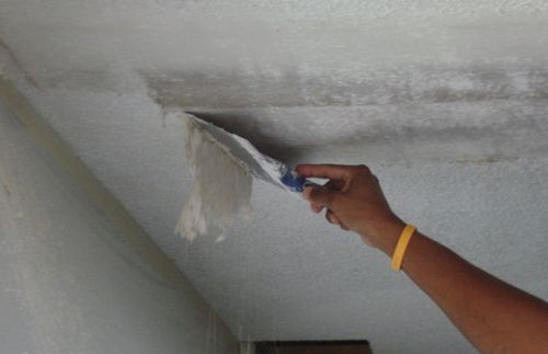 Как покрасить потолок в панельном доме?
