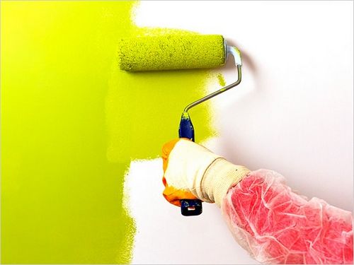 Как покрасить стены водоэмульсионной краской своими руками видео
