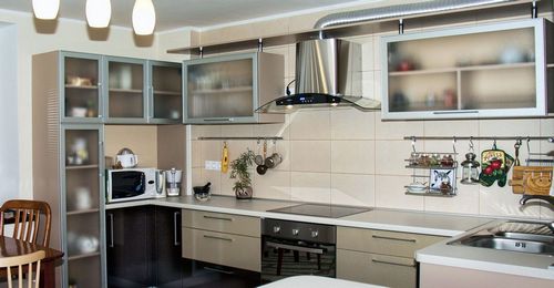 Как повесить кухонные шкафы на стену (72 фото): крепление на кухне на монтажную рейку, способы навески на гипсокартон