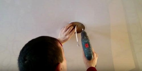 Как повесить люстру на натяжной потолок: видео и фото инструкции
