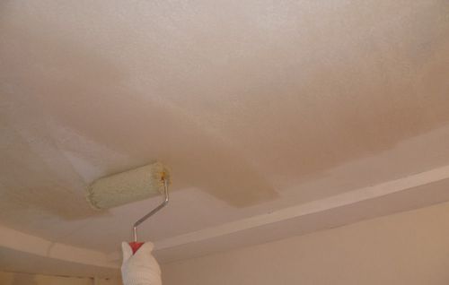 Как правильно красить потолок валиком
