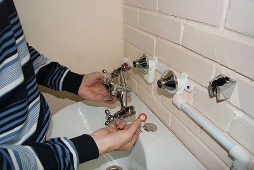 Как правильно установить смеситель в ванной на стену 
