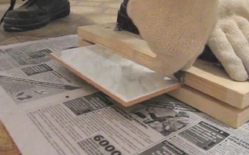 Как резать плитку без плиткореза: разрезать и порезать стеклорезом, отрезать и обрезать лобзиком на 45 градусов