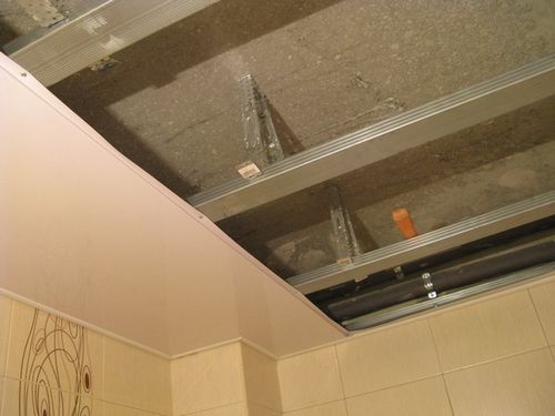 Как сделать потолок из пластика — инструкция по установке
