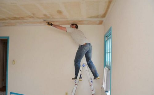 Как шпаклевать потолок: способы выбора и нанесения шпаклевки.