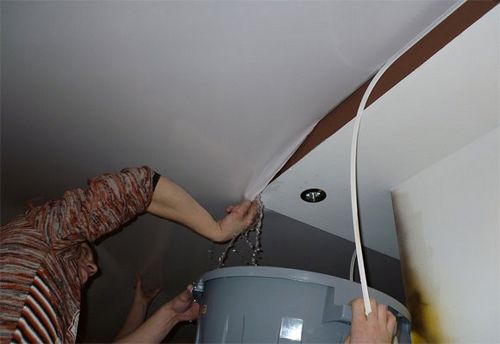 Как слить воду, если вам залили натяжной потолок