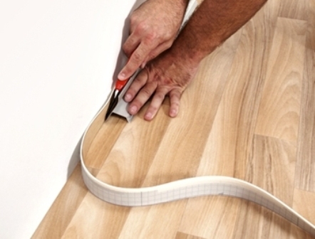 Как стелить линолеум на бетонный или деревянный пол своими руками