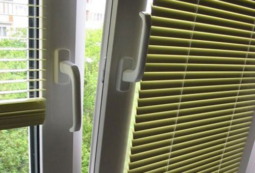 Как установить вертикальные и горизонтальные жалюзи на пластиковые окна