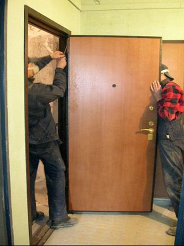 Как утеплить входную металлическую дверь? Способы и особенности утепления железной двери в квартире и частном доме