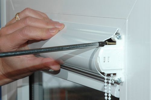 Кассетные рулонные шторы (40 фото): системы установки на пластиковые окна модели кассетного типа