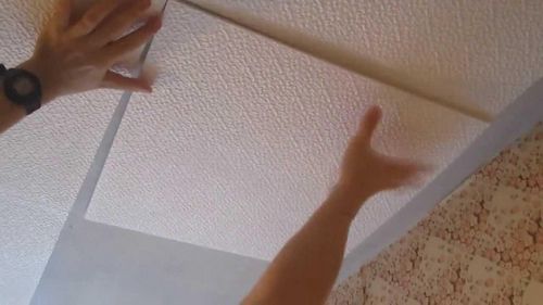 Клей для потолочной плитки: пенопласт каким лучше приклеить, жидкий для пенополистирола, титан для плит