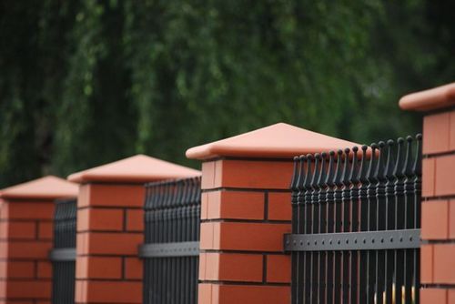 Колпаки на забор: полимерно-песчаные заглушки на столбы ограждений из кирпича, бетонные крышки для кирпичных конструкций