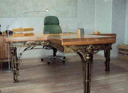 Кованые столы (44 фото): подстолье для модели с деревянной столешницей, стулья и скамейки для маленького столика со стеклом