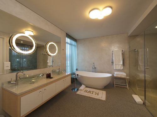 Люстры в ванную комнату (53 фото): влагозащищенные модели на потолок, красивые дизайнерские решения, настенные светильники в классическом стиле