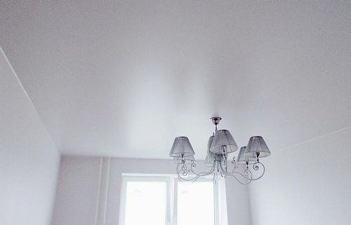 Матовые натяжные потолки: фото белого в интерьере, как ухаживать, установка, цвета, отзывы, плюсы и минусы, с рисунком (потолок, матовый, натяжной) Матовые натяжные потолки: фото белого в интерьере, как ухаживать, установка, цвета, отзывы, плюсы и минусы, с рисунком
