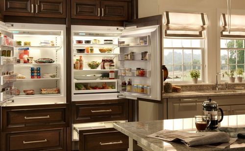 Можно ли встроить обычный холодильник в кухонный гарнитур?