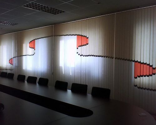 Мультифактурные жалюзи (41 фото): дизайн вертикальных тканевых моделей в интерьере кухни (жалюзи, окно, полотно) Мультифактурные жалюзи (41 фото): дизайн вертикальных тканевых моделей в интерьере кухни