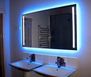 На какой высоте вешать зеркало в ванной?