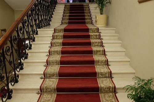 Накладки на ступени лестницы из ковролина: коврики и фото, ковродержатели своими руками, ширина проступи и видео
