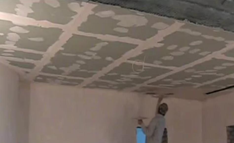 Особенности шпаклевки потолка под покраску и обои