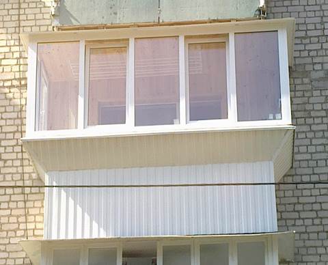 Остекление балкона в хрущевке: обзор возможных вариантов