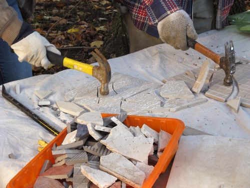 Панно из плитки: модели из зеркальной и стеклянной керамической плитки на стену, настенные изделия с фацетом и цветами