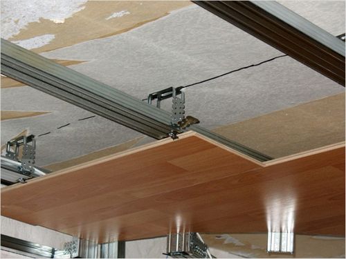 Паркетная доска на потолок - плюсы, минусы и порядок монтажа