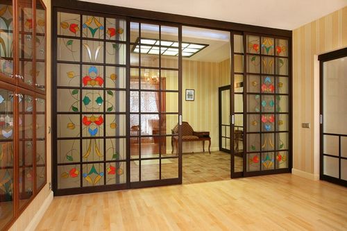 Перегородки в квартире (67 фото): комнатные декоративные из стекла для зонирования помещения, материалы раздвижных и мобильных изделий (перегородка, декоративный, помощь) Перегородки в квартире (67 фото): комнатные декоративные из стекла для зонирования помещения, материалы раздвижных и мобильных изделий