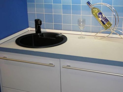 Плинтус для кухни на столешницу: угловые, алюминиевый бордюр, как крепить уголок, керамический, пластиковый, установить, крепление, фото, видео (плинтус, бордюр, столешница) Плинтус для кухни на столешницу: угловые, алюминиевый бордюр, как крепить уголок, керамический, пластиковый, установить, крепление, фото, видео