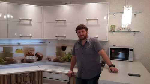Плинтус для кухни на столешницу: угловые, алюминиевый бордюр, как крепить уголок, керамический, пластиковый, установить, крепление, фото, видео (плинтус, бордюр, столешница) Плинтус для кухни на столешницу: угловые, алюминиевый бордюр, как крепить уголок, керамический, пластиковый, установить, крепление, фото, видео
