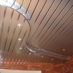 Подвесной потолок из пластиковых панелей ПВХ - фото интерьера
