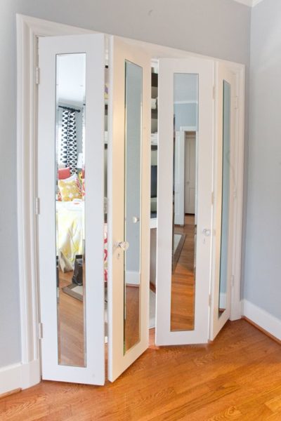 Раздвижные двери для гардеробной: зеркальные купейные и другие варианты, видео и фото