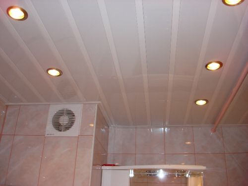 Реечный потолок в ванной комнате: выбор, преимущества