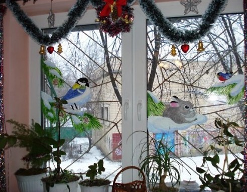 Рисунки на окнах к Новому 2018 году: украшения из бумаги, снежинки, гирлянды, фото (окно, рисунок) Рисунки на окнах к Новому 2018 году: украшения из бумаги, снежинки, гирлянды, фото