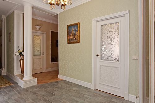 Широкие пластиковые и деревянные напольные плинтуса: фото в интерьере