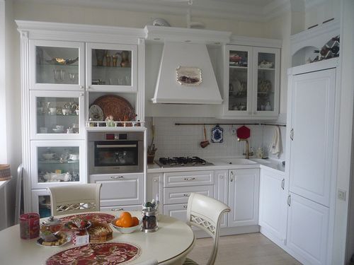 Шкаф для посуды на кухню (63 фото): кухонный посудный шкаф, полка, витрина и решетки для шкафа (шкаф, посуда, кухня) Шкаф для посуды на кухню (63 фото): кухонный посудный шкаф, полка, витрина и решетки для шкафа