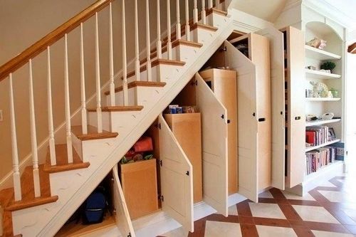 Шкаф под лестницей: фото в частном доме, кровать на даче, встроенный шкаф-купе в прихожей, второй этаж