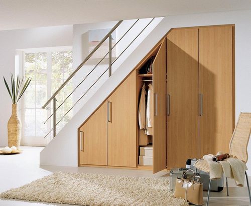Шкаф под лестницей: фото в частном доме, кровать на даче, встроенный шкаф-купе в прихожей, второй этаж