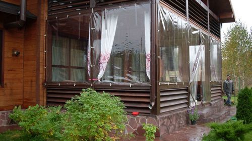 Шторы из ПВХ (47 фото): прозрачные шторы, уличные морозоустойчивые изделия для веранды, террасы, защитные, гибкие изделия (штора, пленка, прозрачный) Шторы из ПВХ (47 фото): прозрачные шторы, уличные морозоустойчивые изделия для веранды, террасы, защитные, гибкие изделия