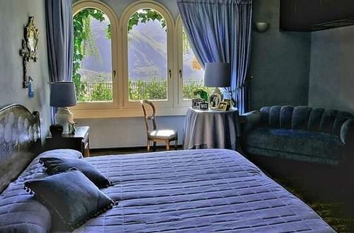 Советы, как оформить окно в спальне, фото дизайна больших и маленьких оконных проемов, выбор штор, тюля и декора, примеры размещения кровати у окна в спальне