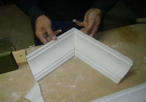 Советы, как вырезать угол потолочного плинтуса и напольного, а также как пользоваться стуслом и видео инструкция, как правильно отрезать потолочный плинтус